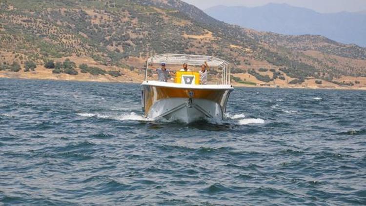 Gezi teknesi Beydağ Barajına indirildi