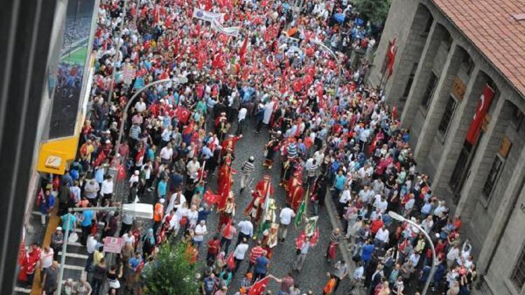 Trabzonda demokrasi yürüyüşüne 10 bin kişi katıldı