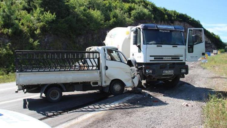 Zonguldak’ta beton mikseri ile kamyonet çarpıştı: 3 yaralı