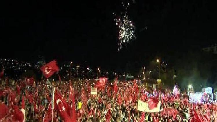 Boğaziçi Köprüsünde darbe girişimi protesto ediliyor (1)