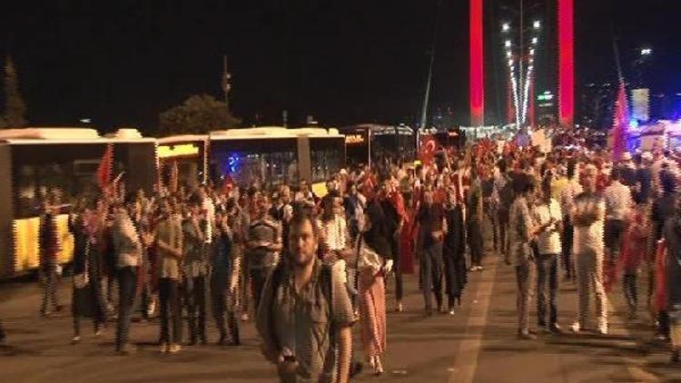Boğaziçi Köprüsünde darbe girişimi protesto ediliyor (2)