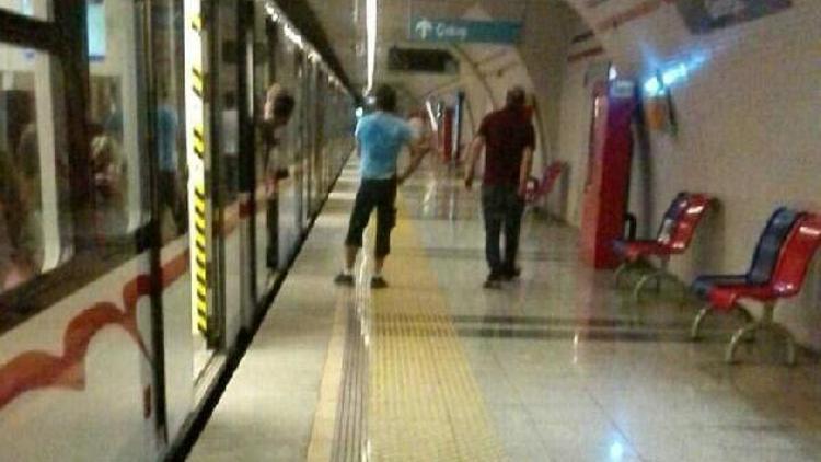 Metroda vagon tekerleği raydan çıktı