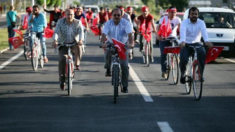 AİÇÜde bisikletliler, darbe girişimini protesto etti