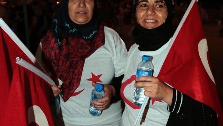 Nevşehir Belediyesi demokrasi nöbetinde 10 bin tişört dağıttı