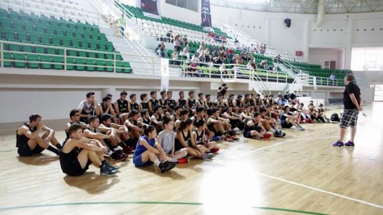 İzmirde Amerikan Kolej Basketbol Ligi seçmeleri yapılıyor
