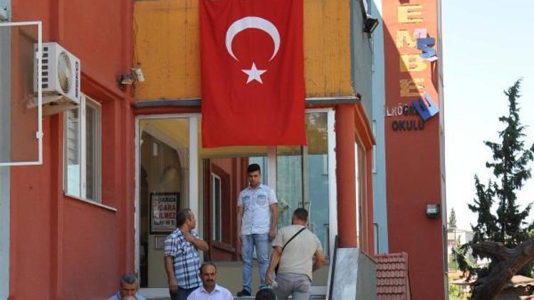 İslahiye’de kapatılan okula Türk bayrağı astılar