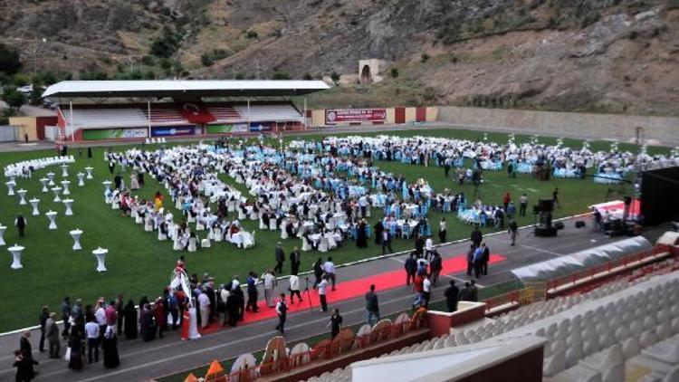 Gümüşhane Yeni Şehir Stadyumunda düğün töreni