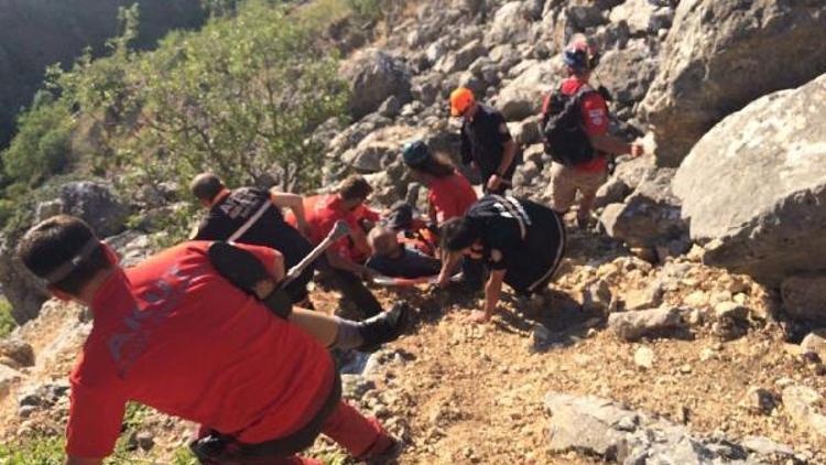 Protez bacakları kırılınca kayalıklarda mahsur kaldı