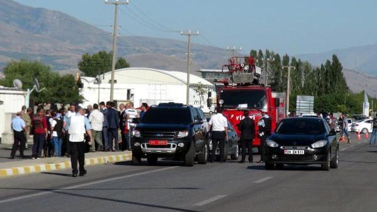 Erzincanda polis otosuna el bombalı saldırı (2)