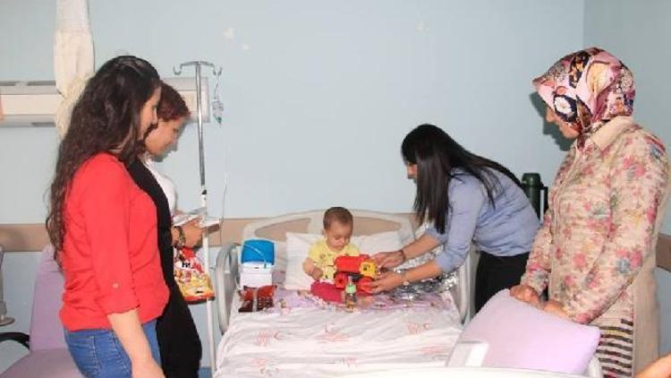 Çatak Belediye Eşbaşkanı Keve hasta çocuklara hediye dağıttı
