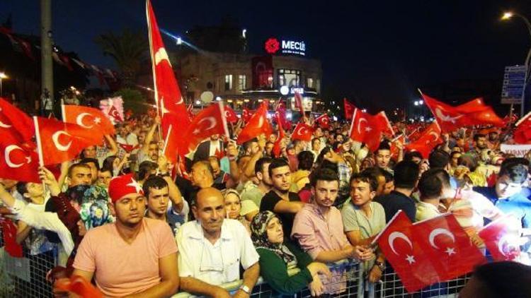 Hatay darbeye karşı tek yürek oldu