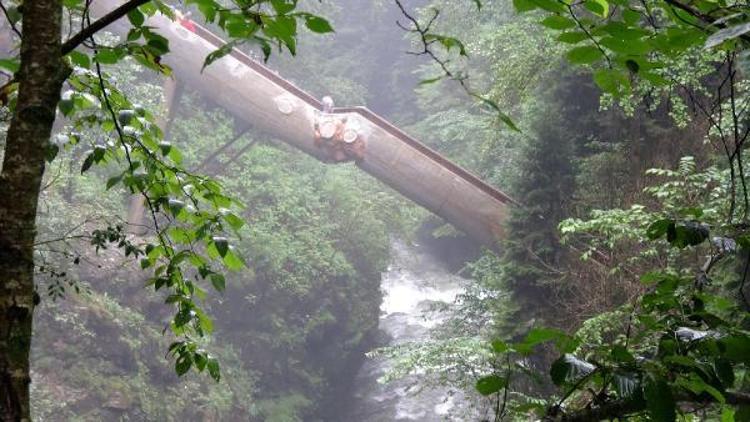 Rize’de, Palovit şelalesine basamaklı köprü