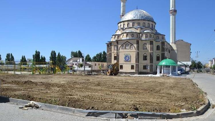 Lale Cami ile Müftülük arasında park