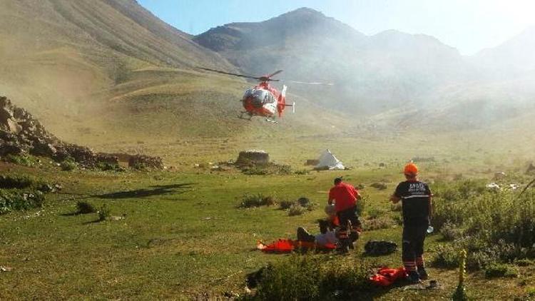 Apandisiti patlayan çoban, dağdan ambulans helikopterle alındı