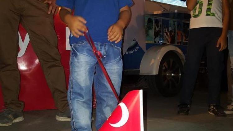 Küçük fenomen Türk Bayraklı yeni kamyonuna kavuştu