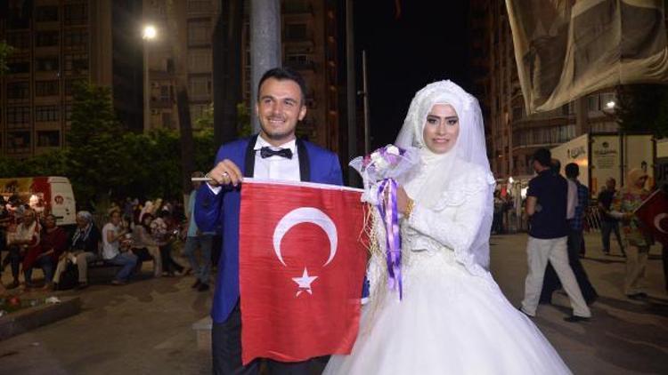 Mersin’de gelin ve damat, düğünden çıkıp demokrasi nöbetine katıldı