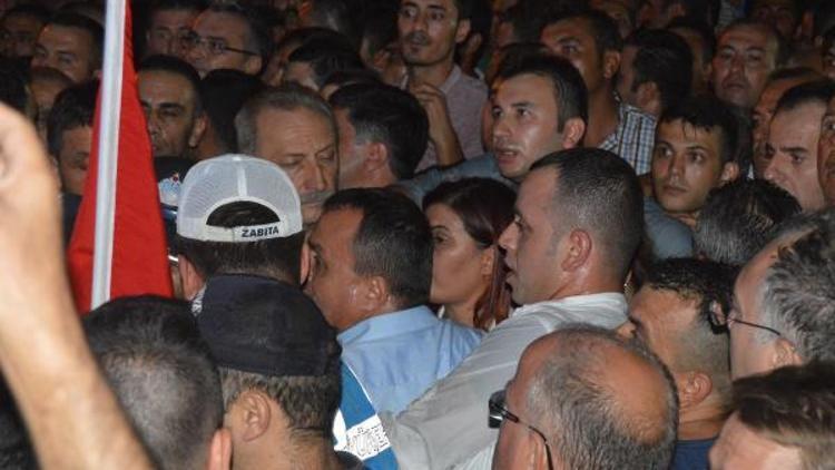 Demokrasi nöbetinde AK Parti ve CHPliler karşı karşıya geldi