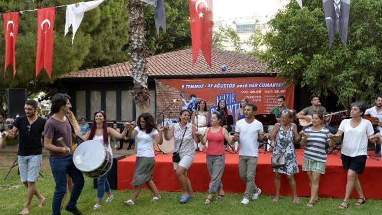 Muratpaşada demokrasi için müzik sokakta