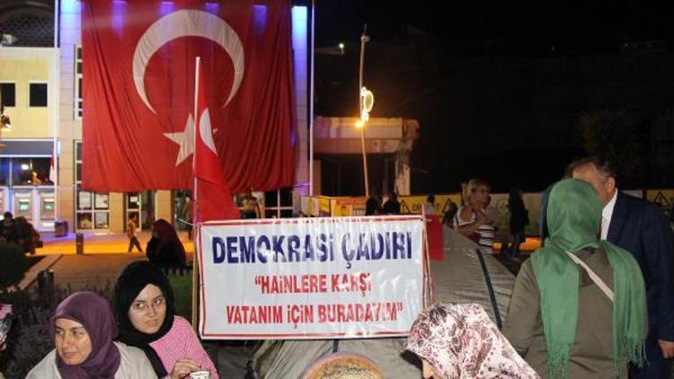 Ailesiyle çadırda 13 gündür demokrasi nöbeti tutuyor