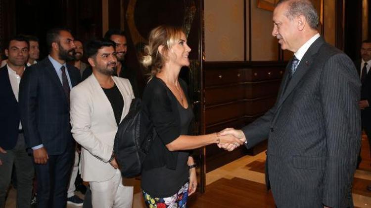 Cumhurbaşkanı Erdoğan, sanatçı, oyuncu, radyocu ve sporcuları Cumhurbaşkanlığı Sarayında kabul etti