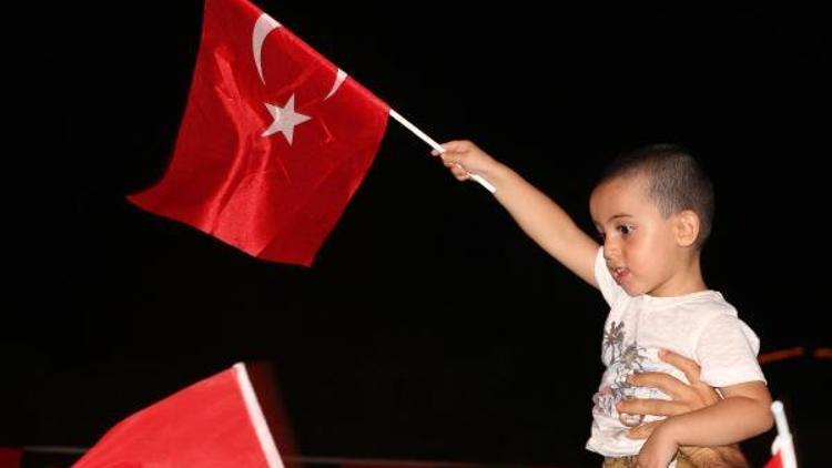 Antalyada demokrasi nöbeti coşkuyla devam ediyor