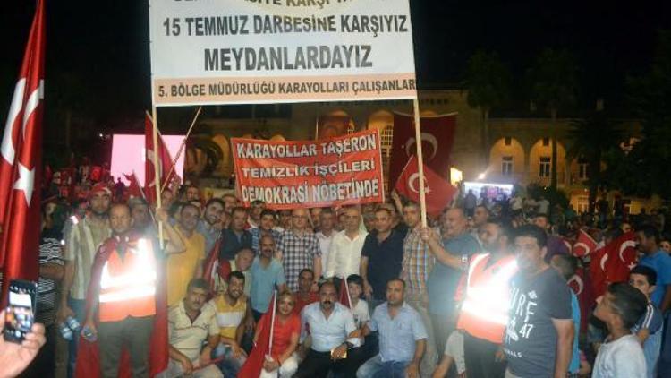 Karayolları çalışanları demokrasi nöbetinde