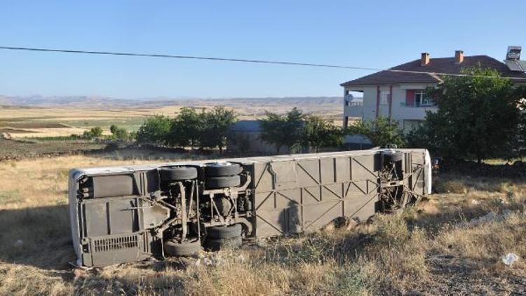 Elazığda yolcu otobüsü devrildi, 17 kişi yaralandı