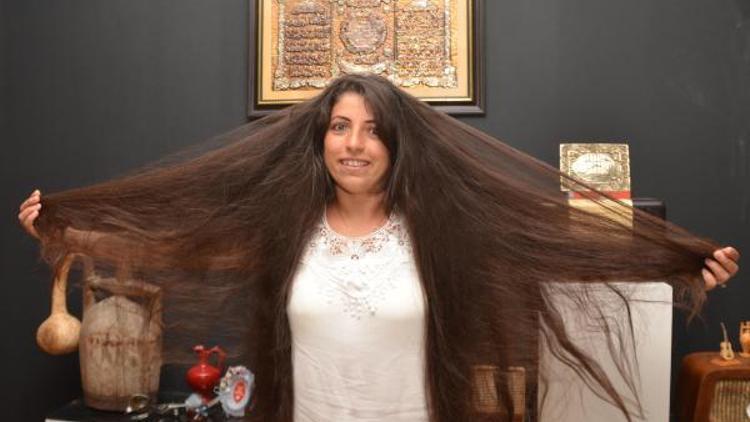 Lösemili çocuklar için 10 yıldır uzattığı saçını kestirdi