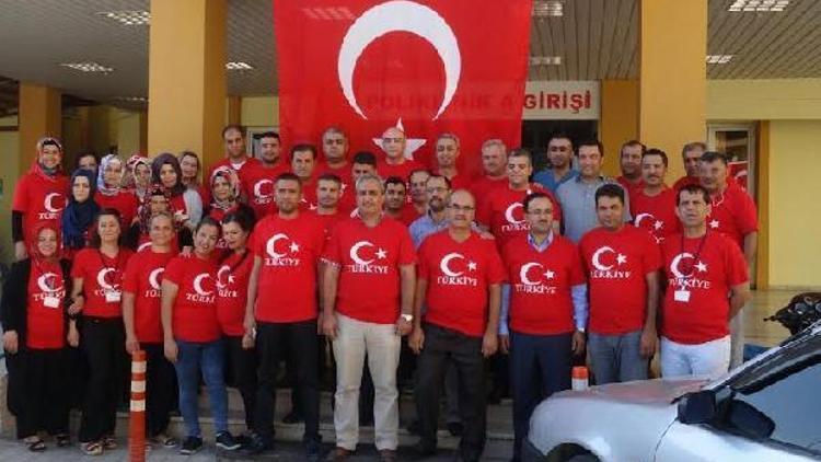 Hastalara Türk Bayraklı tişörtle hizmet verdiler