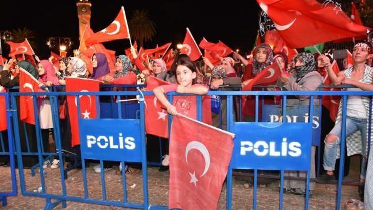 İzmirde demokrasi nöbetine devam