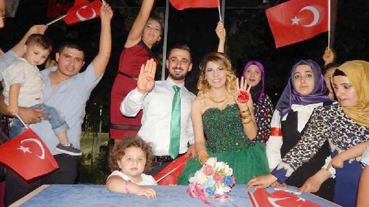 Gelin ve damat kına töreni sonrası Demokrasi nöbetine katıldı