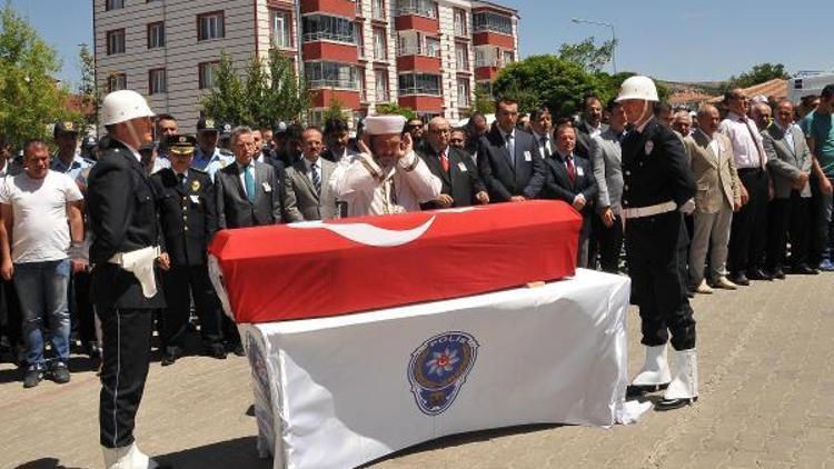 Trafik kazasında ağır yaralanan polis memuru şehit oldu