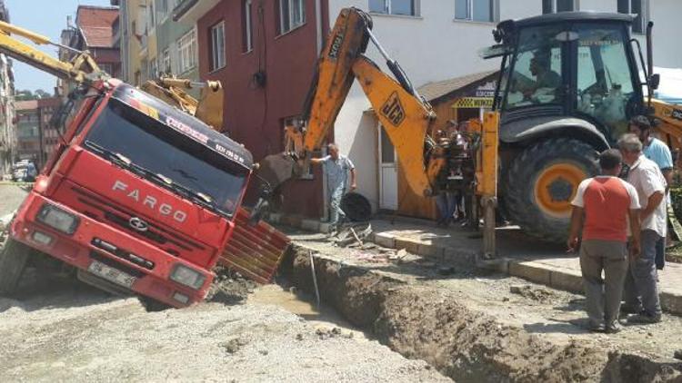 Kanalizasyon inşaatında göçük; 1 işçi öldü