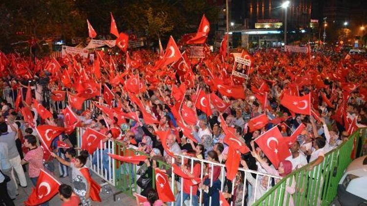 Bursada 10 bin kişi Demokrasi nöbetinde toplandı