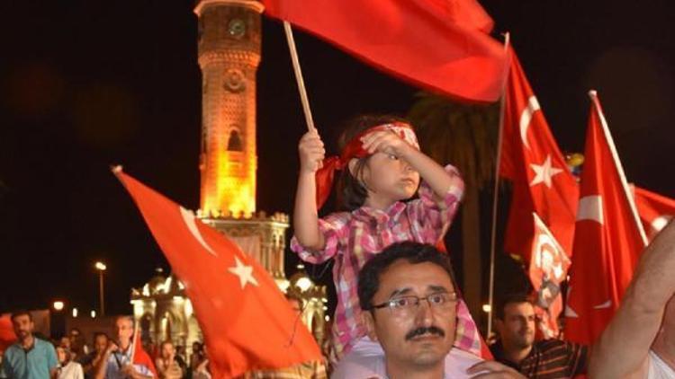İzmirde binlerce kişi Konak Meydanında buluştu