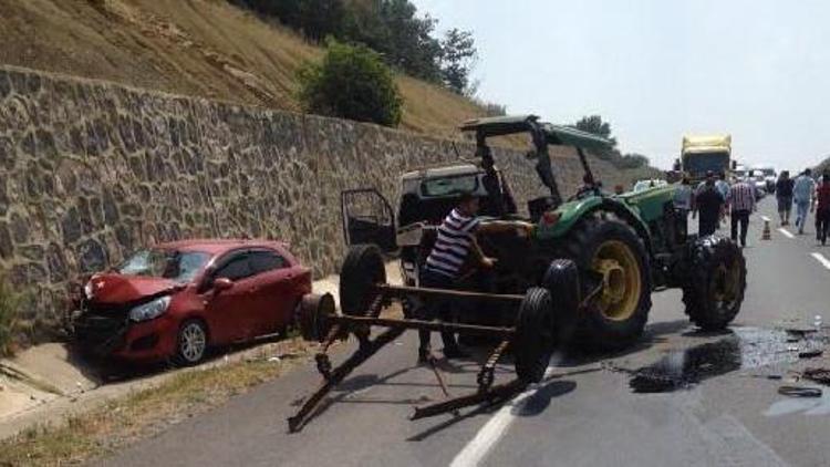 Otomobil traktöre çarptı: 3 yaralı