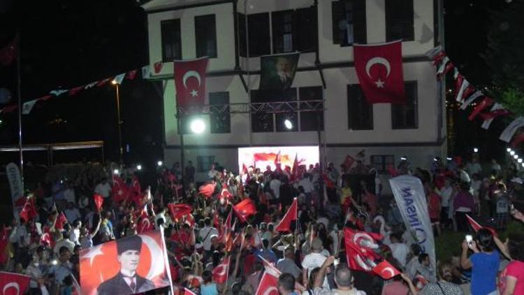 Atatürk Evi önünde Demokrasi nöbeti