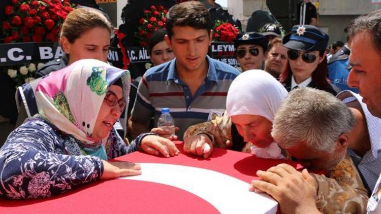 Şehit polis memurunu 10 bin kişi uğurladı