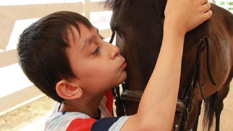 Beylikdüzünde engelli çocuklara atla terapi
