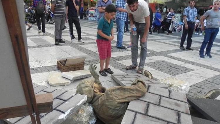 Sanatçı duyarlılığı; Amaç depremi unutturmamak