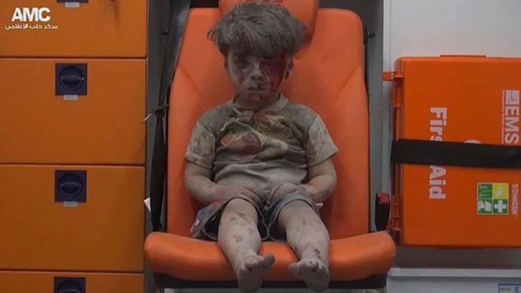 Suriyeli çocuğun bakışları dünyanın içine işledi