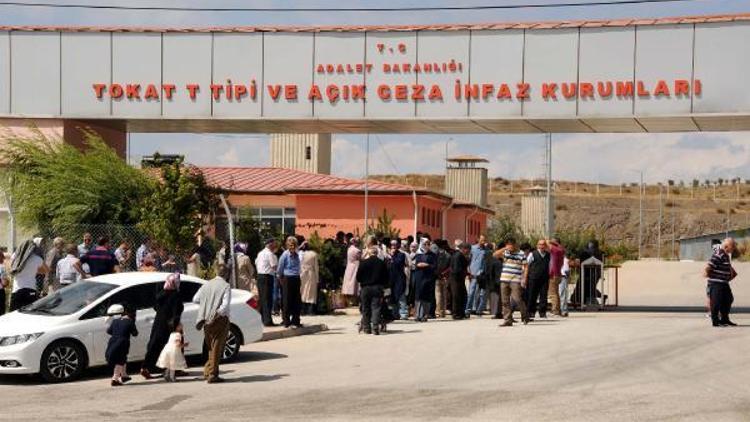 Tokatta cezaevi önünde tahliye bekleyişi