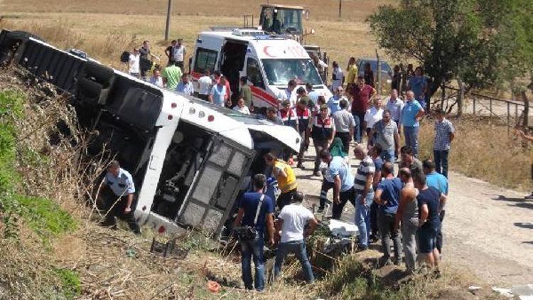 Bandırma’da otobüs şarampole yuvarlandı: 2 ölü, 20 yaralı (2)
