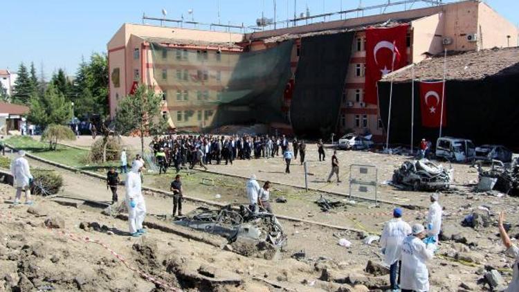 Elazığ Emniyet Müdürlüğüne bombalı saldırı; çok sayıda yaralı var (5)