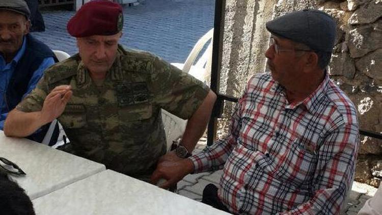 Korgeneral Aksakallı, koruma astsubayı şehit Ömer Halisdemirin ailesini ziyaret etti