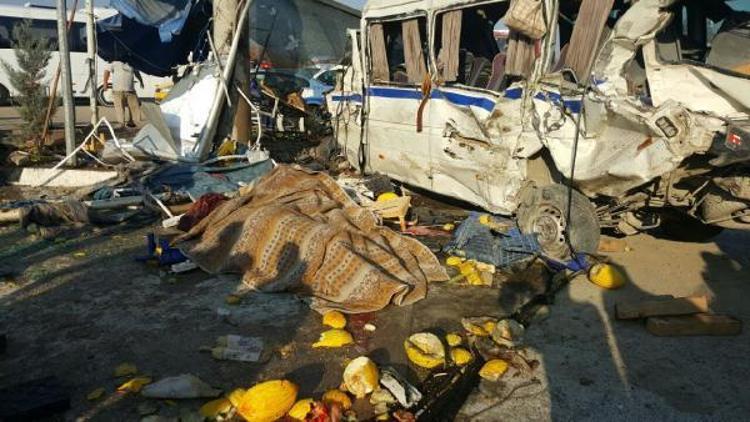 TIR, tekstil işçileri taşıyan minibüse çarptı: 2 ölü, 9 yaralı