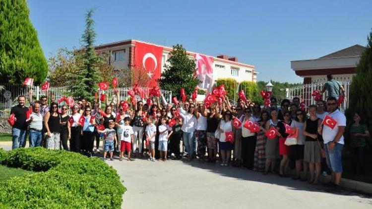 İzmirde veli ve çalışanlardan kapanan okul önünde nöbet