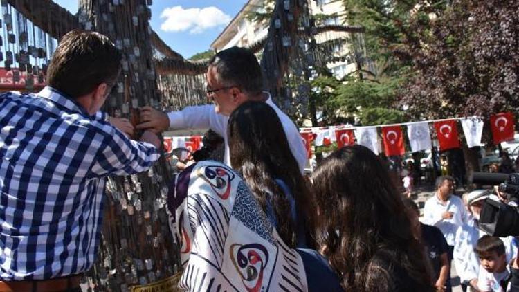 Kızılcahamamda Şehit Ağacına demokrasi şehitlerinin künyeleri çakıldı