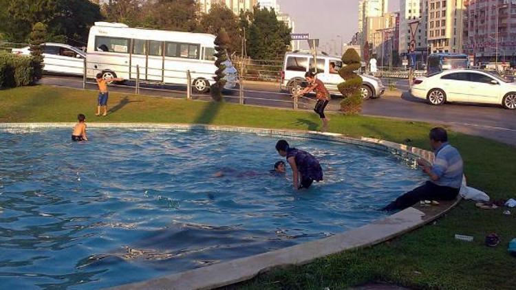 Suriyeli aile süs havuzunda serinledi