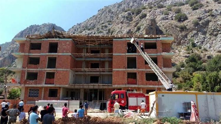 Antalya’da inşaatın çatısı çöktü: 3 işçi yaralı